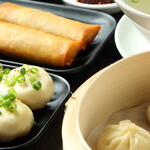 Shanhai Tedukuri Tenshin Hachimanen - 焼小籠包、上海大ワンタンスープ、春巻、蒸小籠包4点、