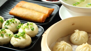 Shanhai Tedukuri Tenshin Hachimanen - 焼小籠包、上海大ワンタンスープ、春巻、蒸小籠包4点、