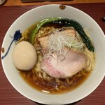 Memmitsui - 醬油（中太手もみ麺、味玉付き）950円