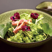 季節の野菜サラダ