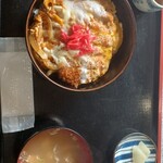どんどん亭 - カツ丼850円。サクッと揚げたばかりのカツをすぐに卵で閉じてあるので、サクッと感がまだ残っています。味噌汁、漬け物つき。ご飯大盛にすることも可(100円増し)