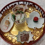 中国料理 王宮 - 【本日の前菜盛り合わせ】
❀『ハモとオクラのゼリー寄せ』
❀『タコの三杯酢？』
❀『クラゲのあえもの』
❀『ウーシャン冷ビーフン？』
❀『トマトとキュウリの杏露酒漬け


