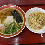 Youraku - 2022/06/23
      ラーメン半チャーハンセット 830円
      ニンニク 50円