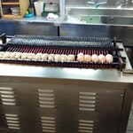 江戸政 - レバーとかわを焼いています