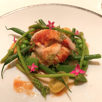 ラ・ベカス - ②オマール海老と春野菜 トマトソースとナッツのソース