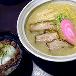 らーめん 三日月 - しおら〜めん700円と、のっけ飯