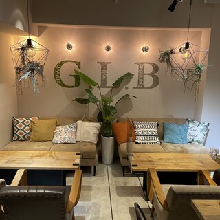 おしゃれな店内は寛げるソファー席やペット可のテラス席を完備