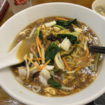 萬珍閣 - 海鮮酸辣麺
      写真撮る前にちょっと混ぜちゃった…