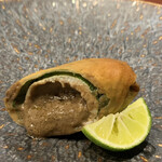 中華寝台 - 今年の初鮎は、この春巻きで。
      ワタのソースを酢橘や山椒塩と一緒にいただくと、なんとも深い味わい。