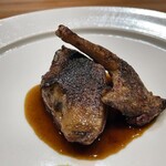 AKAI - 仏産の窒息鳩の胸肉と骨付きモモ肉の炭火焼き