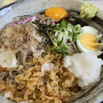 富士 - トッピングの下は、＋180円で2倍になった山盛りの蕎麦です