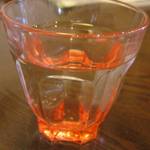 南部珈琲 - 赤い綺麗なグラスに入った水