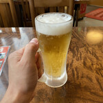 酔東坡 - 喉が張り付くくらいに乾いてたから、ビールをほぼ一気飲み。(/◎＼)ｺﾞｸｺﾞｸｯ･･･
            ジョッキをドムっ！ってテーブルに置き、
            ほとばしるおゲップ(ちょっと上品に♡)さんに、
            やや涙目な僕。