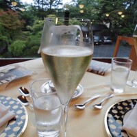 メインダイニングルーム - ノンアルコールのスパークリングワイン