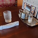 ポポラート - テーブルセットアップ状況　おしぼりは手渡しとなる