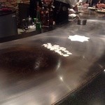 ステーキ屋 甚 - H25.03　ガーリックチップ（調理中）