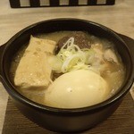 煮込み - 看板メニューの煮込み　グツグツと煮えてる