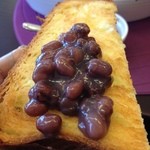 あんじゅ - デニッシュパンに自家製大納言あずきを乗せて