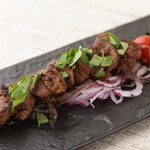 O RESTO la med. - スペイン産牛はらみ肉のスヴラキ（ギリシャ風串焼き）　ザジキソース（きゅうりとヨーグルトのソース）