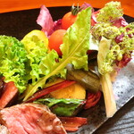 かわごえ - 国分牛のタリアータ ※焼き加減は指定できます，写真奥の葉物はスカーレットフリル