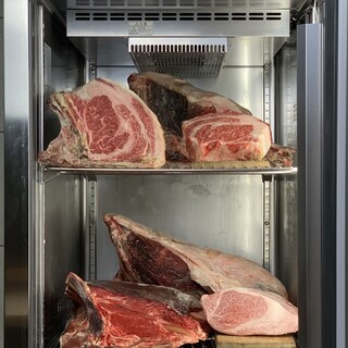 熟成肉・和牛・野生牛。炭火で高品質・多彩な肉の旨味を引き出す