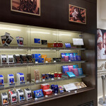 リンツ ショコラ ブティック＆カフェ - 商品棚（板チョコ）