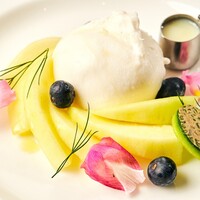 Burrata cheese and seasonal fruits