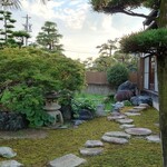 閑祥庵 禅紫 - お庭には苔が生えてきました