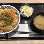 吉野家 - 親子丼(大盛り)+Ｂセット(お新香・みそ汁)