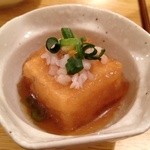 喜蕎 - つきだしの揚げ出汁豆腐 蕎麦の実が乗っています。