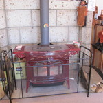 そば 蕎心庵 - 「薪ｽﾄｰﾌﾞ」が出迎えてくれます・・。