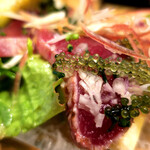 明石產天然鰤魚和藍鰭金槍魚的意式生拌肉片水茄子和海葡萄的沙拉風味
