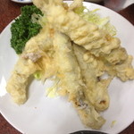 三ちゃん食堂 - アタマからシッポまでいけるワカサギの天ぷら