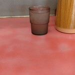 一楽ラーメン - わかります？斜めってる事で有名なカウンターテーブル(笑)