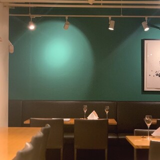 落ち着き味のある色の壁をバックに。