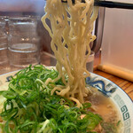 中華蕎麦 春馬 - 中太ちぢれ麺をリフト⤴️