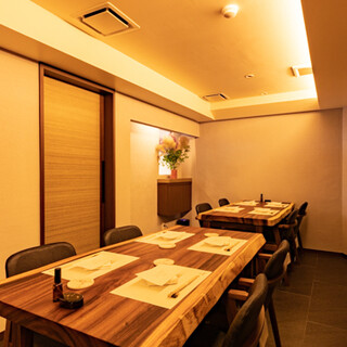 Equipped with counter seats with a lively feel and private rooms where you can relax.