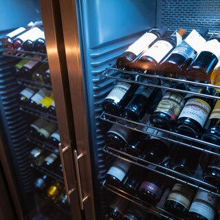 お料理に合う多彩なワイン。日本酒やソフトドリンクにもこだわり