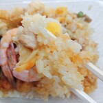 久内釜めし店 - 鶏肉・筍・椎茸・蒲鉾が入った釜めし
                                鰹節も濃厚に香ります