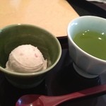 源氏総本店 - デザートは桜のアイスクリーム