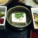 粟田口 - 201303　粟田口　海鮮胡麻茶漬け（980円）小鉢２品とお新香