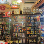 昭和空間 門の家 - 昭和レトロなおもちゃが陳列する棚。こういうスペースが店内に複数ある。