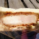 LAWSON - 料理写真:令和4年6月
三元豚の厚切りロースカツサンド (1個入り)
通常235円→半額の117円