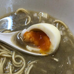 煮干中華ソバ イチカワ - 絶妙な半熟度な味玉。箸で割ろうとせず、ガブリと食べて下さい♪