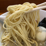 煮干中華ソバ イチカワ - パッツパツな細麺リフト。イイ歯応えと風味です。