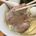 煮干中華ソバ イチカワ - バラチャーシューリフト。ホロホロ柔らかいタイプです。