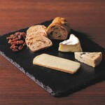 3 types of fromage and dried fruits
