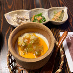 Shunsouan - ザーサイのピリ辛な豆腐、奥はお通し