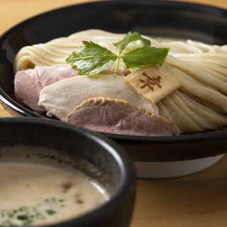 当店へ来たらまずはつけ麺。生産者や工場の情熱が詰まった一杯を