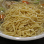 順順餃子房 - タン麺の麺